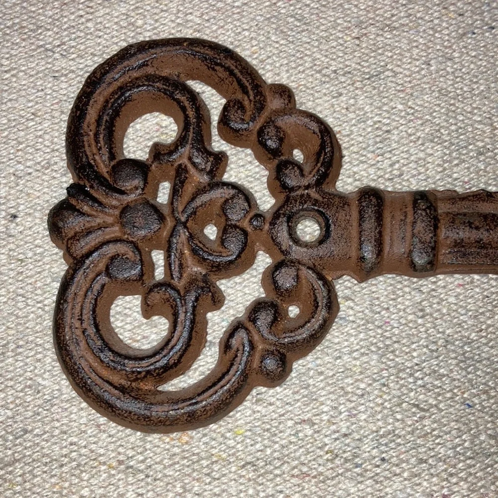 Rustic Brown Skeleton Key Shaped Holder Cast Iron Wall Mount 5 Hook Key Rack